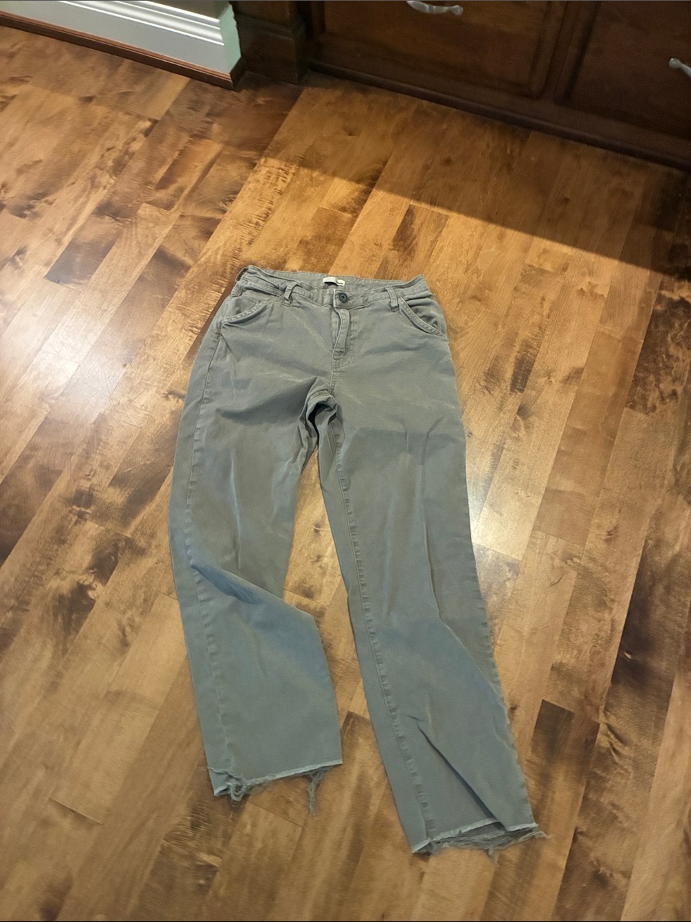 Women's Gray Wide-Leg Jeans with Raw Hem